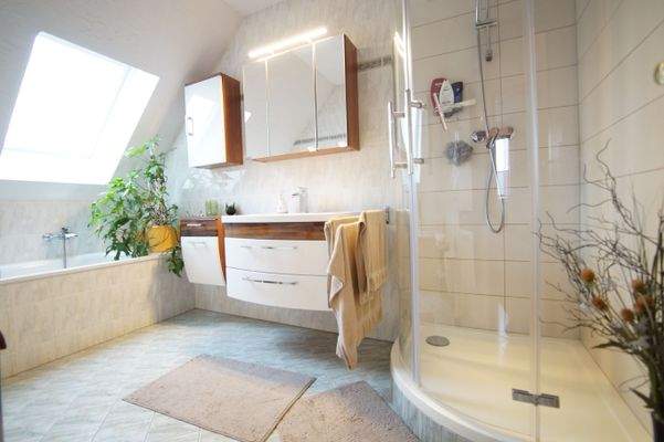 Tageslichtbadezimmer (OG)