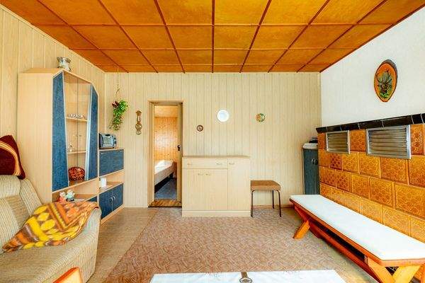 Wohnzimmer mit Kachelofen