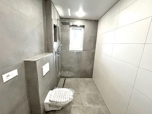 Tageslichtbad mit Regendusche
