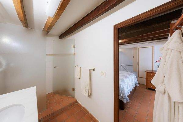 Badezimmer mit begehbarer Dusche und Holzakzenten