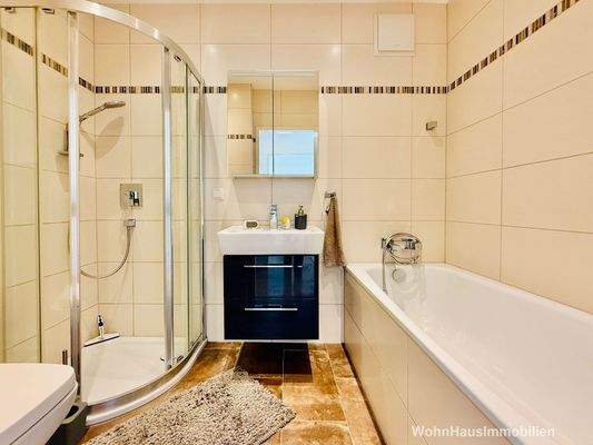 Das Bad mit Wanne und Dusche