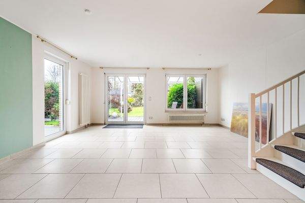 Wohn und Essbereich mit Blick in den Garten