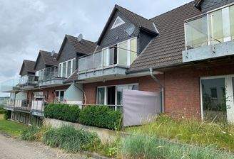 Ansicht mit Balkon und Terrasse