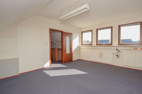 Geräumiges Zimmer im OG mit der Gaube.