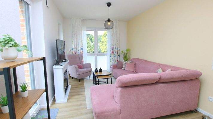 lichtdurchflutetes Wohnzimmer mit Zugang zum Balkon