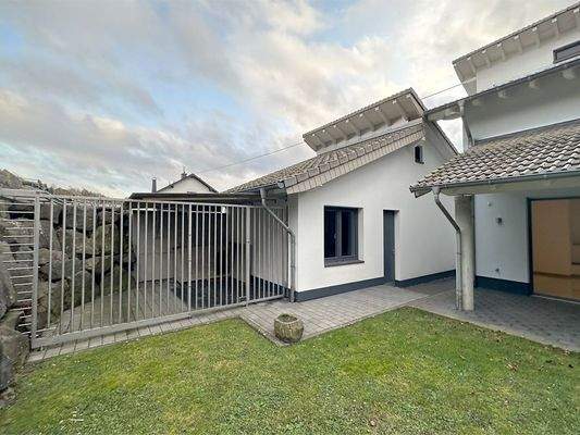 Garage mit Gartenzugang und Hundezwinger