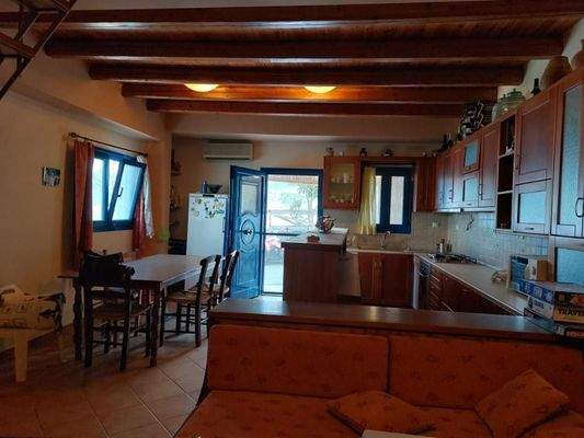 Kreta, Mochlos: Dreistöckige Wohnung direkt am Meer zu verkaufen