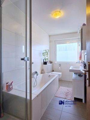 Badezimmer mit Dusche und Wanne 1OG