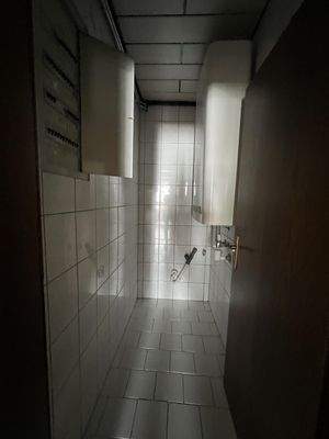 Abstellraum mit Waschmaschinenanschluss