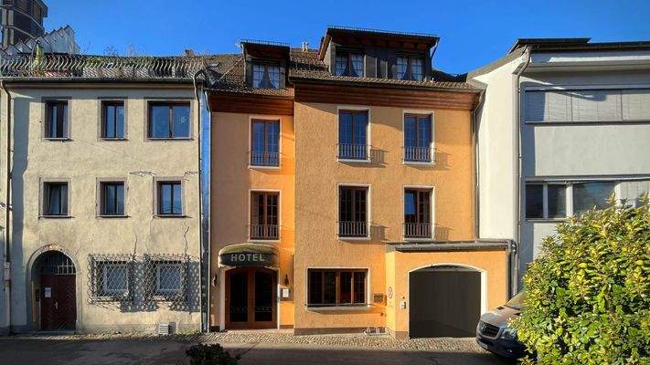 Ein Erweiterungsbau mit weiteren Gästezimmern und Personalräumen wurde 1983 errichtet