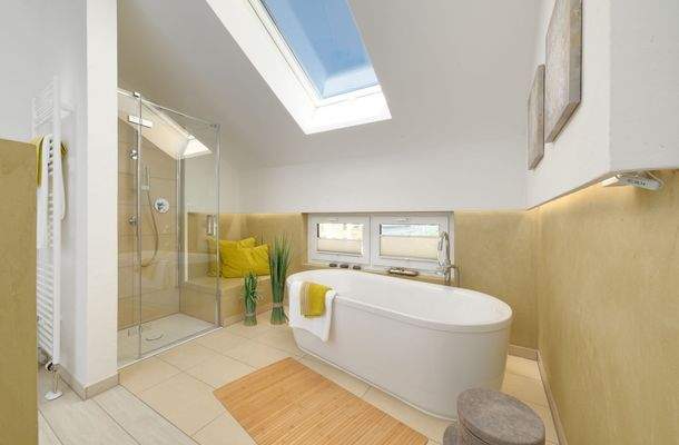 Moderne Badewanne mit Dachfenster