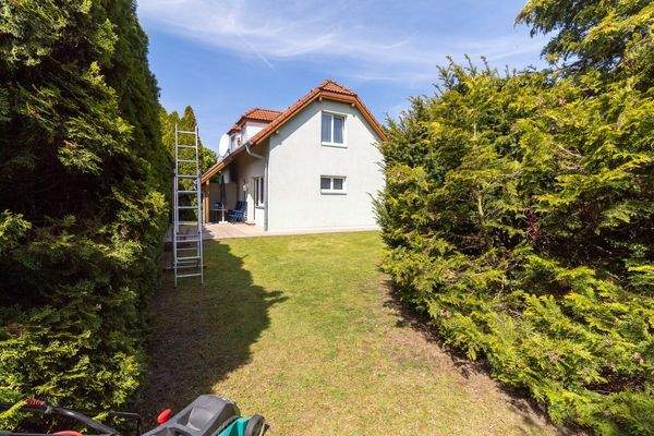 Blick vom uneinsehbaren Garten zum Haus