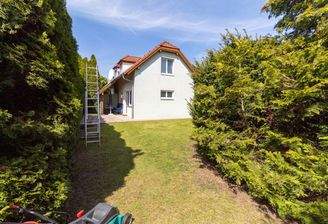 Blick vom uneinsehbaren Garten zum Haus