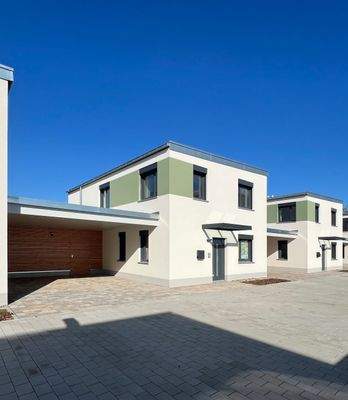 Kettenhaus mit Doppelcarport