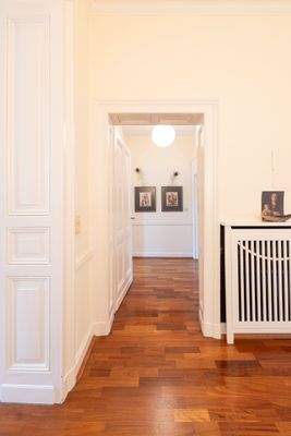 Blick vom Entrée zur Diele mit Küche & Duschbad