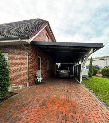 großzügige Auffahrt zum Carport