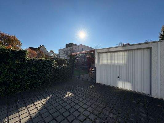 Garage und Außenstellplatz