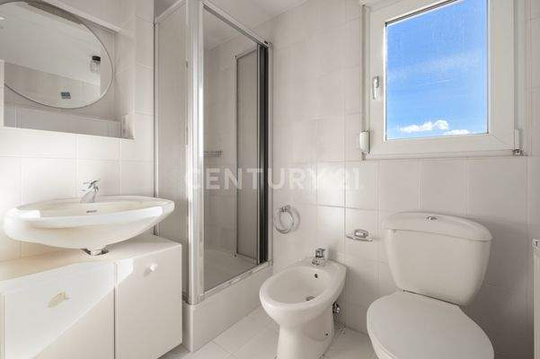 OG. Bad mit Dusche und WC