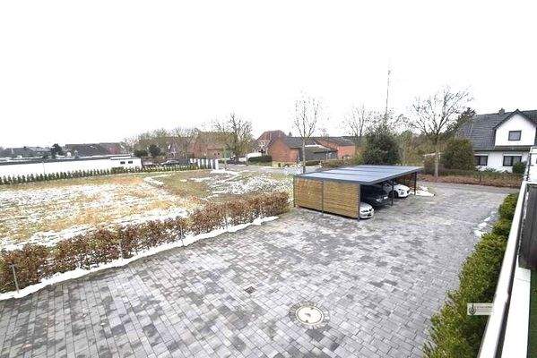 Blick auf die Carports und Stellplätze im Freien