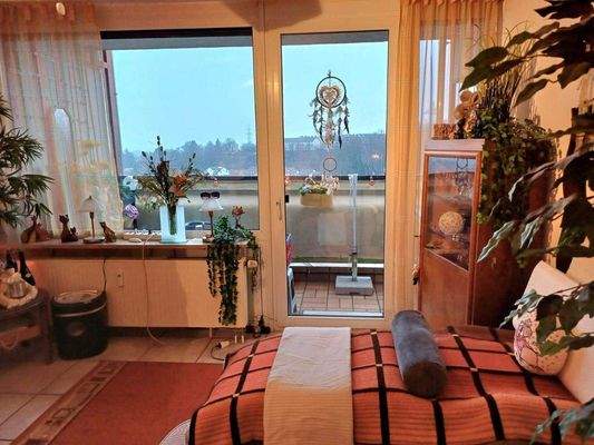 Wohnzimmer und überdachter Balkon