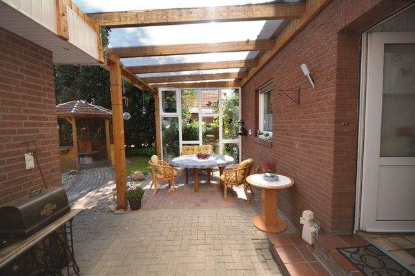 Überdachung zu den Nebengebäude