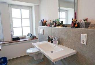 Modernisiertes Tageslichtbad