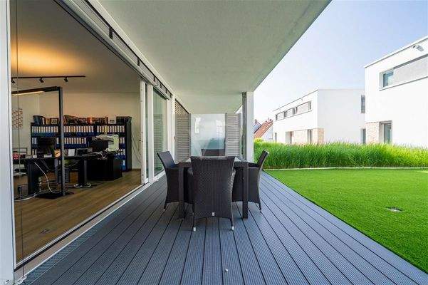 Bodentiefe Fenster mit Zugang in Garten