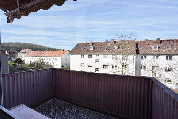 Sonniger Balkon mit ruhigem Ausblick