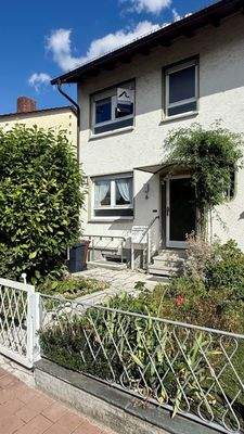 Doppelhaushälfte mit Vorgarten