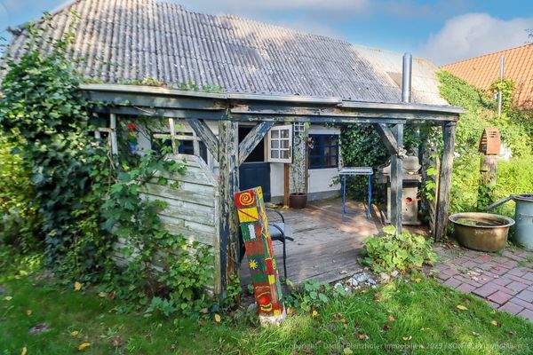 Die überdachte Terrasse bedarf einer Erneuerung