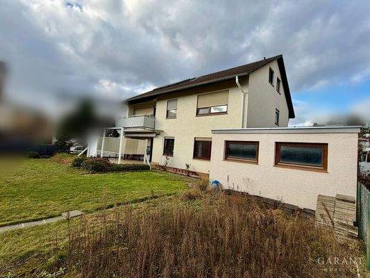 Hausansicht mit Garage