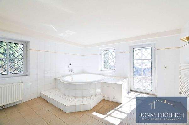 Jacuzzi im Wellnessbereich