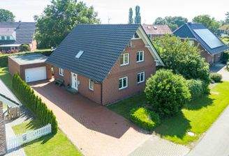Luftbild mit Einfahrt und Garage