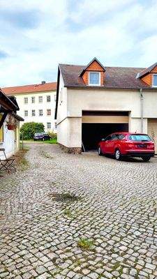 Garagen und Zufahrt zum Grundstück