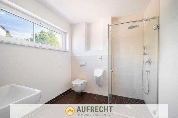 geräumiges Gäste-Bad mit Dusche und Fenster