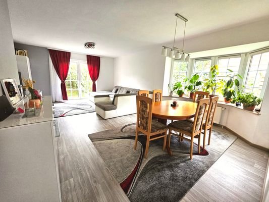 Wohnzimmer mit Essbereich