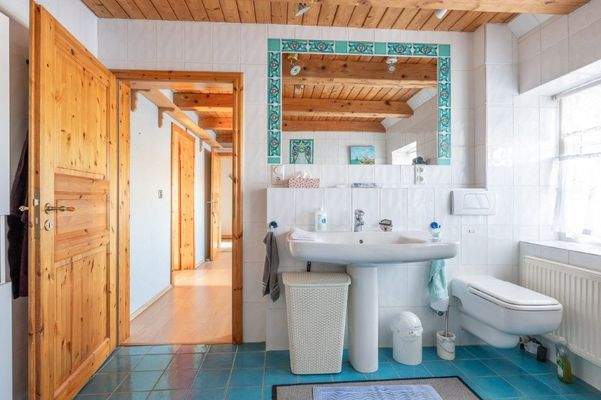 anderer Blick im Badezimmer.jpg