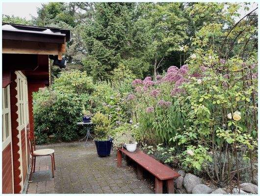 vor der Gartenhütte