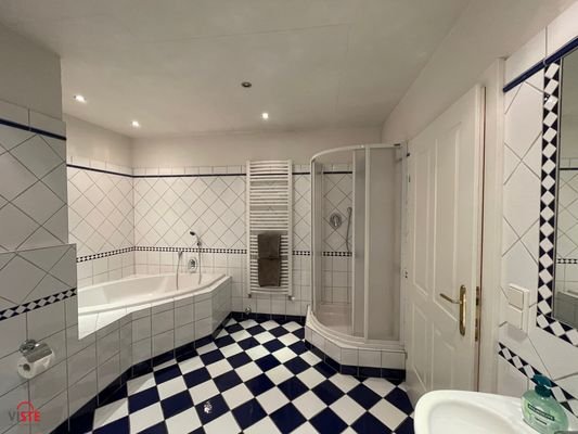 Großes Bad mit Dusche, Eckbadewanne, Bidet ...