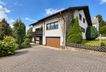 Außenbereich mit Garage (KI)
