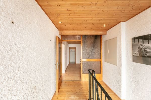Treppenhaus im OG mit Zugang zur Wohnung 