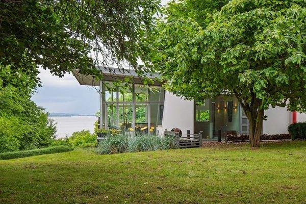 Großer, eingezäunter Garten