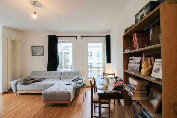 Wohnbereich und Balkon rechts