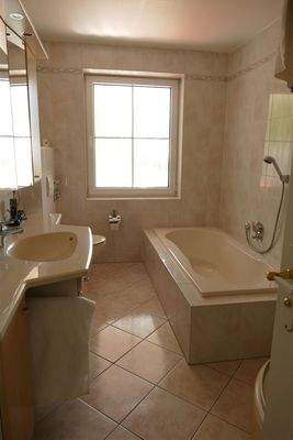 Bad mit Wanne und Dusche