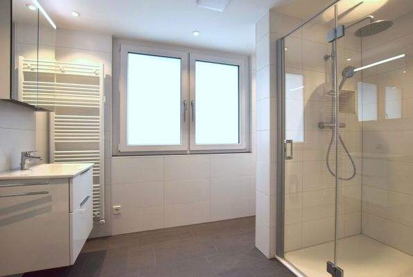 Tageslichtbad mit geräumiger Dusche
