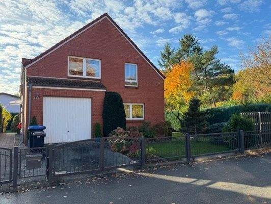 Hausansicht mit Garage