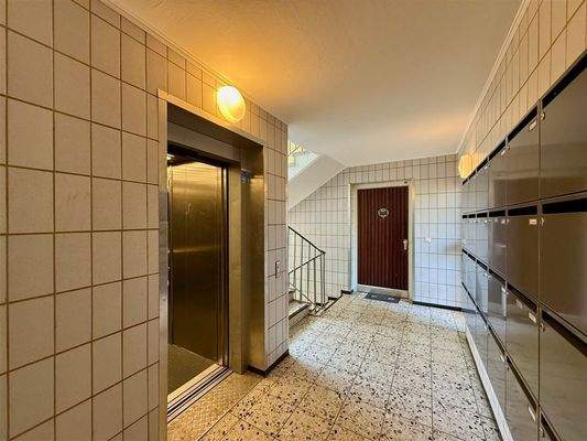 Aufzug (Hochparterre)