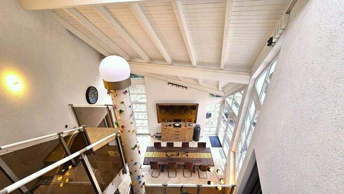 Blick aus dem OG in den Ess- oder Loungebereich der
Gartenebene