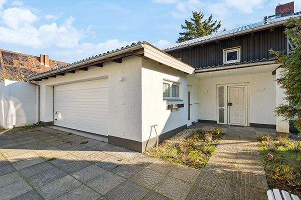 Hauseingang und Doppelgarage