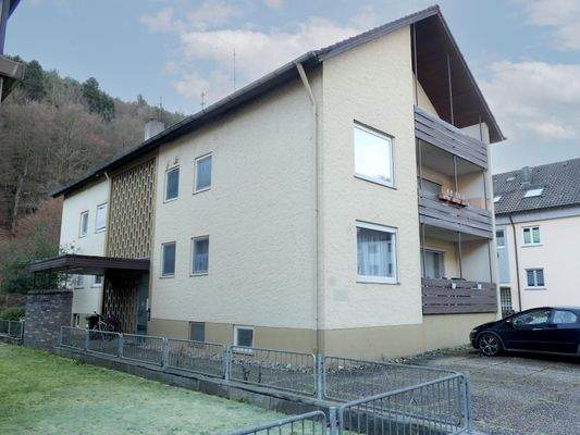 Hausansicht mit Hauseingang und Stellplätzen